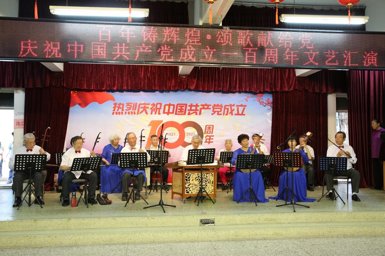 3-民乐队:民乐合奏——《过雪山草地》、《最美的歌儿唱给妈妈》.jpg