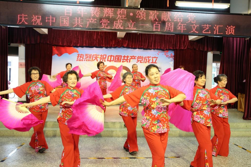 10-舞蹈队:自编舞蹈——《红梅赞》.jpg